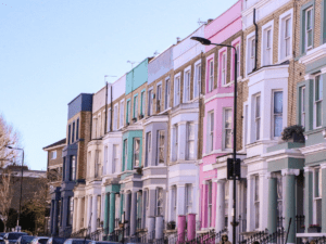 L'immagine mostra il vivace e colorato quartiere di Notting Hill. Ricco di ristoranti alla moda, bar, negozi, è sede di uno dei più colorati mercati di Londra: Portobello Road Market.